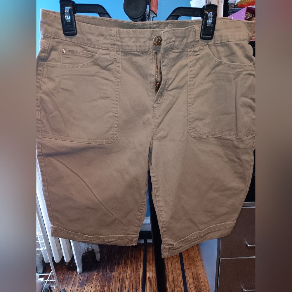 Gloria Vanderbilt Khaki Bermuda Shorts Women’s Size 12 Slimming Stretch